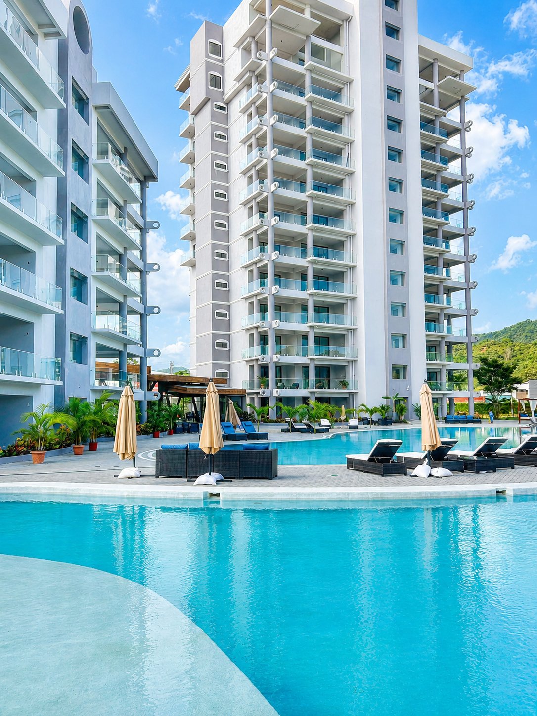 The Pearl, torre y piscina