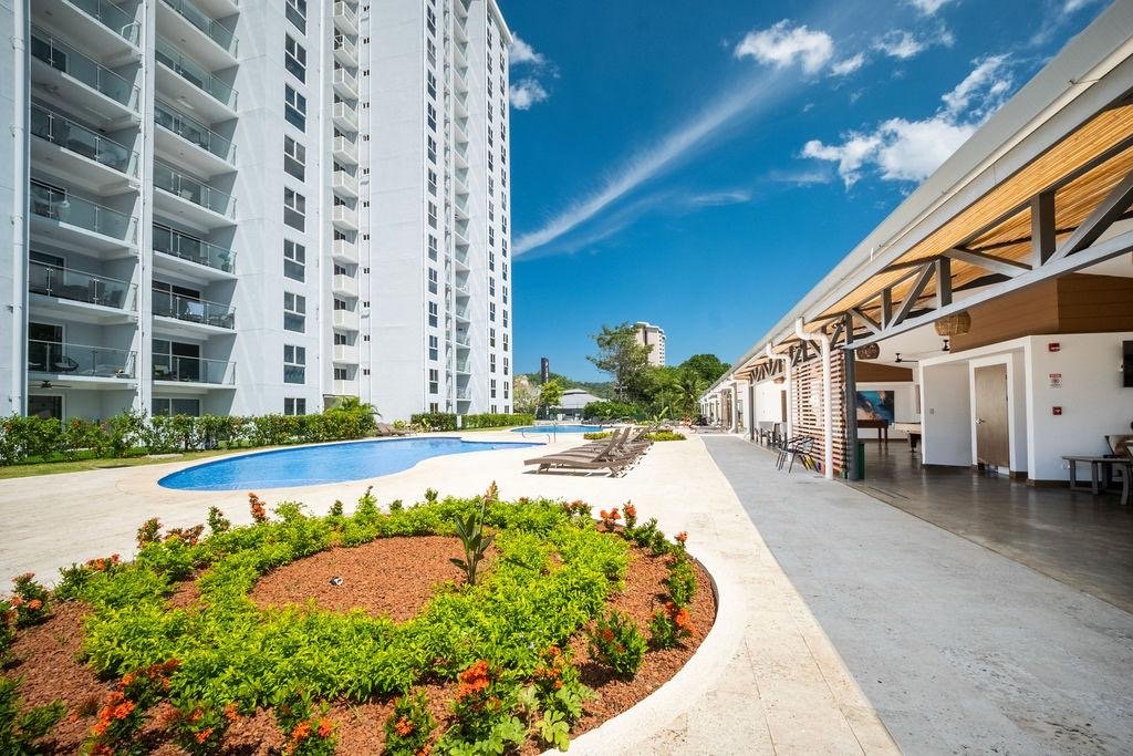 Torre Viva Jacó, vista exterior con piscina